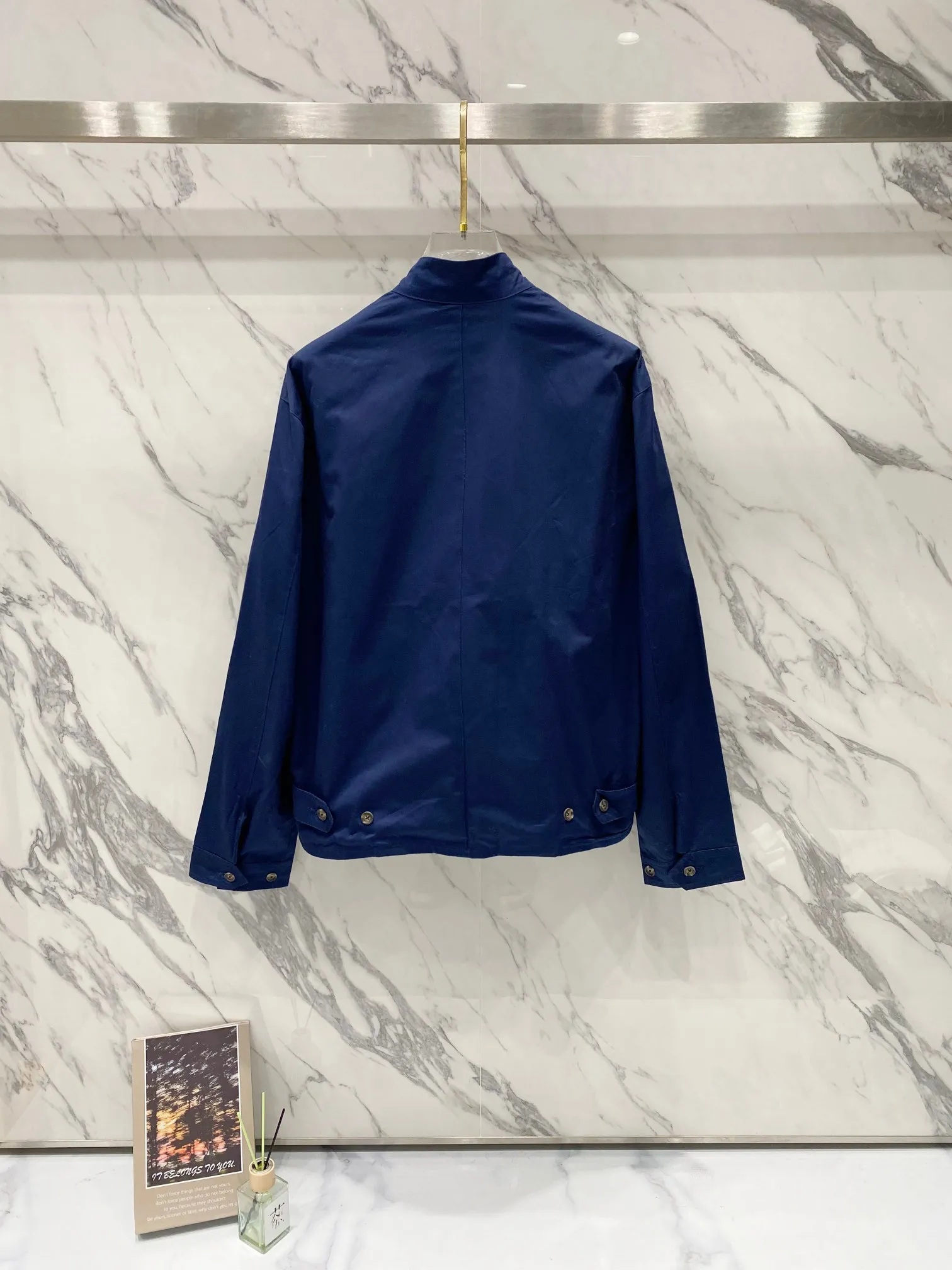 P290 -Ralph Lauren/Ralph Lauren classic three-color men's and women's old cadre zipper stand collar jacket - the same style as Yi Mengling. Recommended by many fashion bloggers, the Harrington jacket's lapel zipper windproof design perfectly blends casual style and street trend elements, and is very suitable for neutral wear. The fabric texture of the jacket is excellent and comfortable to wear. It is a very versatile and trendy jacket. Original development, 100% pure cotton fabric, exquisite embroidery, evergreen style for all seasons, feel free to buy it, retro will never go out of style!  Color: Black Navy Khaki Size: /M/L/XL M: Shoulder Width 52, Clothing Length 70, Bust 122 Sleeve Length 66 L: Shoulder Width 53, Clothing Length 72, Bust 126 Sleeve Length 67.5 XL: Shoulder Width 54, Clothing Length 74, Bust 130 Sleeve Length 69